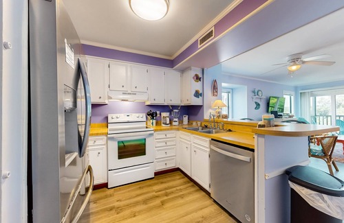 Atlantic Beach Condo | Bright Condo with WiFi, W/D, Screened Porch & Community Pool/Tennis/Day Dock