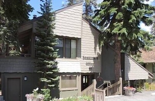 Mammoth Lakes Condo | Bright corner condo overlooking the pool, #154 is steps from the shuttle