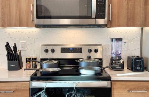 Lyon Street Apartment | Bright & Cozy Getaway with Pool Free Parking 10 mins Disneyland
