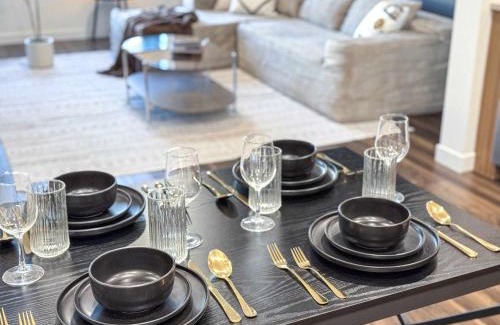 Lyon Street Apartment | Bright & Cozy Getaway with Pool Free Parking 10 mins Disneyland