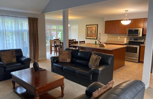 Collingwood House | Bright & Cozy Two-Bedroom Getaway by the Lake