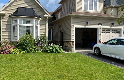 Collingwood House | Bright & Cozy Two-Bedroom Getaway by the Lake