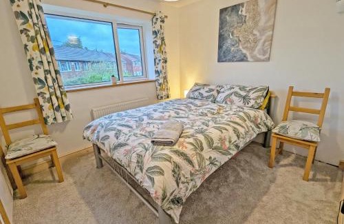 Bromley Cross House | Bright Double Room l Smart TV l 5 Minute Walk from Train Station