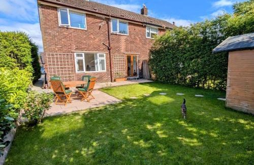 Bromley Cross House | Bright Double Room l Smart TV l 5 Minute Walk from Train Station