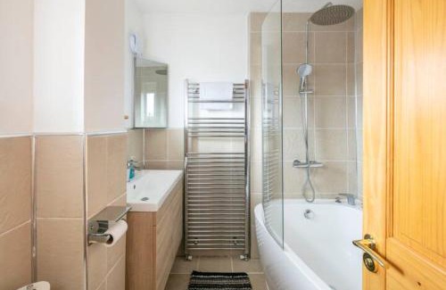 Bromley Cross House | Bright Double Room l Smart TV l 5 Minute Walk from Train Station