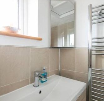 Bromley Cross House | Bright Double Room l Smart TV l 5 Minute Walk from Train Station