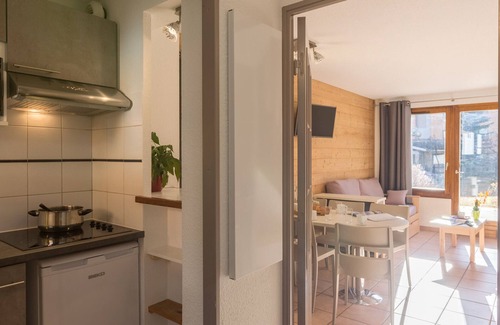 La Salle-les-Alpes Apartment | Bright duplex chalet · Shuttle to slopes · Free WIFI · Pets allowed