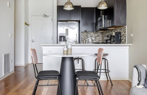 Evanston Apartment | Bright Evanston 1BR w/ Pool & Gym, walk to Northwestern, by Blueground