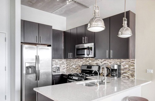 Evanston Apartment | Bright Evanston 1BR w/ Pool & Gym, walk to Northwestern, by Blueground