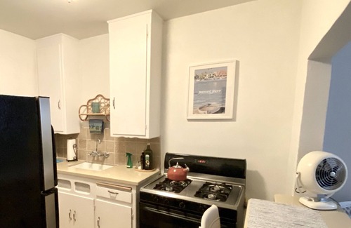Belmont Shore Apartment | Bright Fresh Cottage.Walk to Bay & 2nd Street!