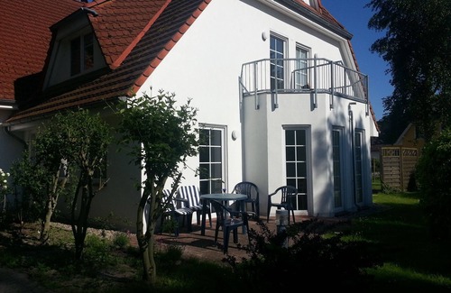 Zingst Apartment | Bright, friendly first floor apartment with terrace and access to the garden