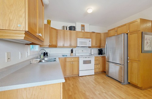 Bar Harbor Cottage | Bright Home next to Glen Mary Park w/Deck, Grill, WiFi - Walk into Town/Acadia
