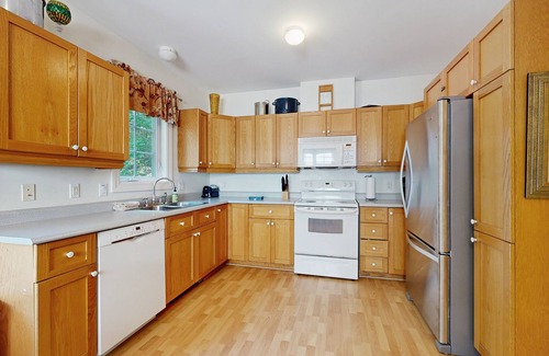 Bar Harbor Cottage | Bright Home next to Glen Mary Park w/Deck, Grill, WiFi - Walk into Town/Acadia