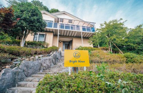 Yawatano House | Bright house