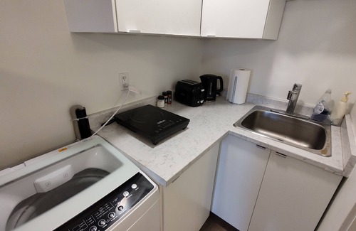 Grand Boulevard House | Bright Independent Guest Suite|Quiet, Central,Steps to Nature