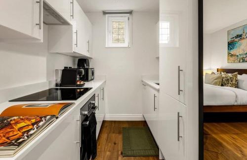 Campden Apartment | Bright Kensington Studio