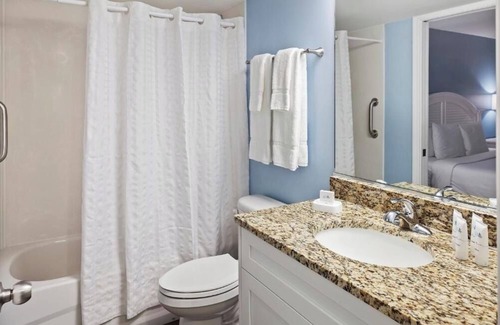 Ormond Beach Hotel | Bright King Room w/City Views – Walk to Everything from This Urban Gem