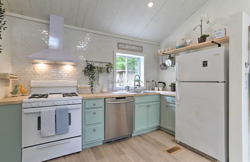 Swan Lake House | Bright Lake House with Hot Tub!