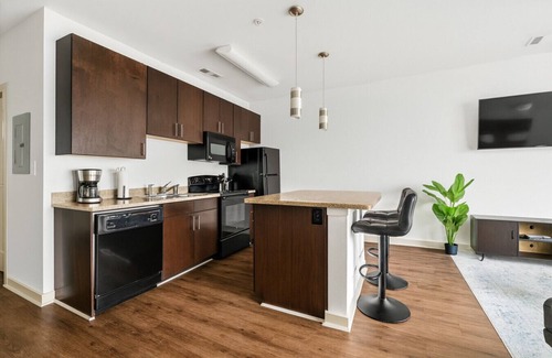 Five Points South Apartment | Bright Mid-Rise Studio | King Comfort 2y5