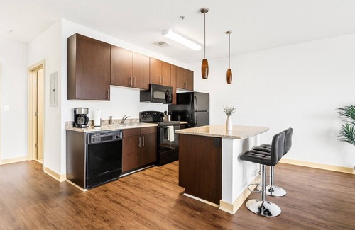 Five Points South Apartment | Bright Mid-Rise Studio | King Comfort 2y5