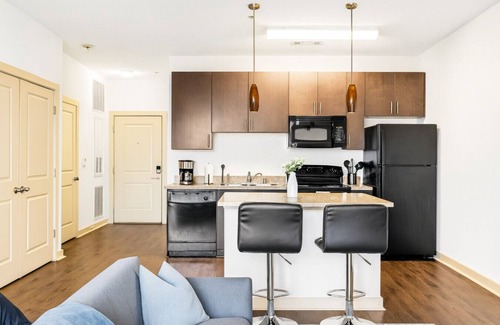 Five Points South Apartment | Bright Mid-Rise Studio | King Comfort 2y5