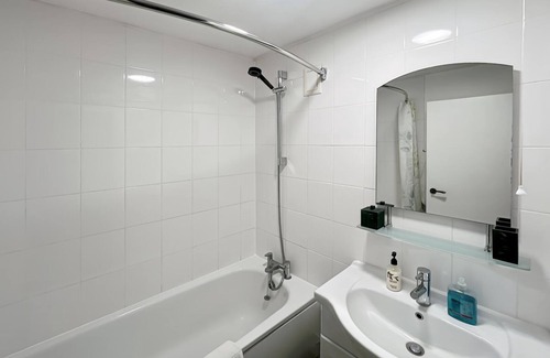 Kemptown Apartment | Bright & Modern 1-Bedroom Flat in Central Brighton 2 Single Beds Walk to Beach