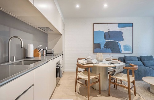 Downtown Montreal Apartment | Bright & Modern 2BR | Golden Square Mile