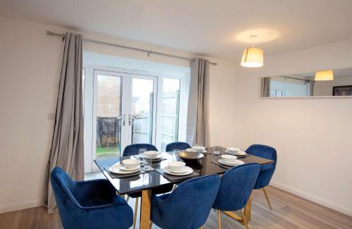 Yeovil House | Bright & Modern 4 Bedroom House in Yeovil