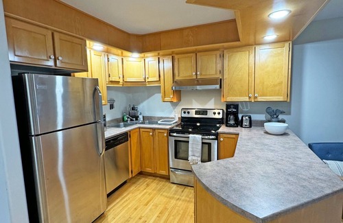 Downtown St. John's House | Bright Modern Home in the City Centre! Two Parking Spots + Fireplace ⭐️⭐️⭐️⭐️⭐️