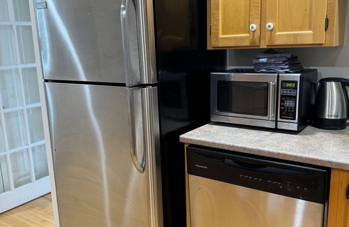 Downtown St. John's House | Bright Modern Home in the City Centre! Two Parking Spots + Fireplace ⭐️⭐️⭐️⭐️⭐️