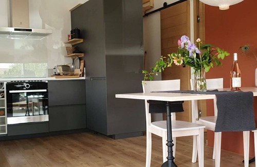 Assignan House | Bright, modern loft Comfortable Vacation Home