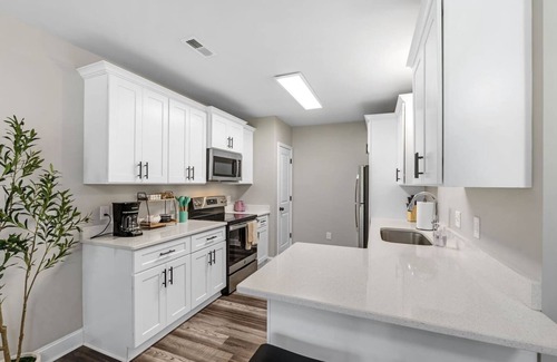 Taylors House | Bright & Modern New Home, King Beds, 10 min to Greenville & Paris Mtn