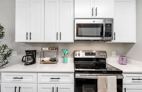 Taylors House | Bright & Modern New Home, King Beds, 10 min to Greenville & Paris Mtn