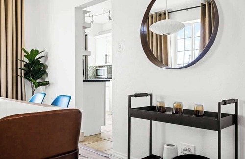 West Colfax Apartment | Bright+Modern Retreat | King Bed | Sloans Lake 30+