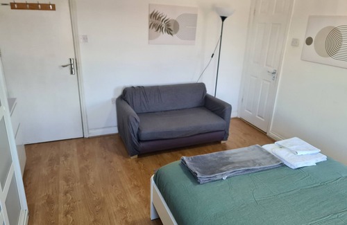Reading City Centre Apartment | Bright & Modern Studio Near Center, Station, RBH & Univerisry