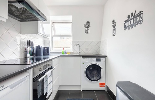 Pimlico Apartment | |> Bright n' Charming Air Conditioned Two Bed in Heart of London<|