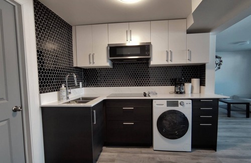 Kitchener Apartment | Bright One Bedroom Apartment w/ Sunroom, Wifi, Parking