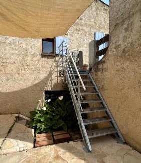 Manosque Apartment | Bright place in a family house