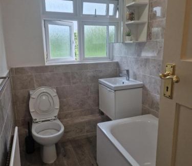 Merton House | Bright Private room in Family home in Morden-Ideal for solo travelers