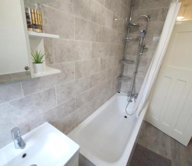 Merton House | Bright Private room in Family home in Morden-Ideal for solo travelers