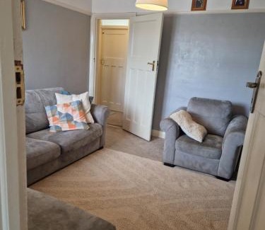 Merton House | Bright Private room in Family home in Morden-Ideal for solo travelers