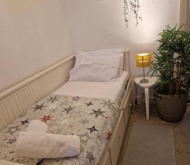 Merton House | Bright Private room in Family home in Morden-Ideal for solo travelers
