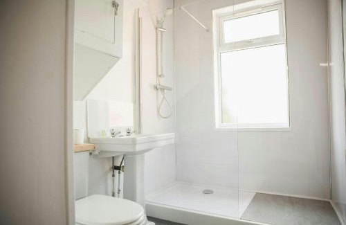 Aylestone House | Bright Room in Leicester