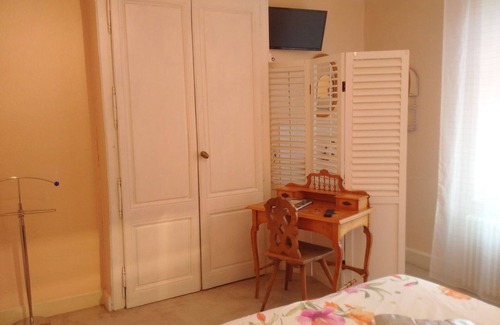 Aydoilles Bed & Breakfast | Bright room with common areas and tennis court in Aydoilles