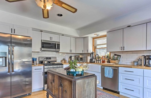 Roscoe Cabin | Bright Roscoe Escape w/ Deck, Mountain Views!