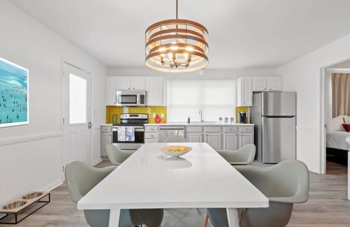 Crescent Beach Apartment | ☀️ Bright & Spacious 2BR | Walk to Sand