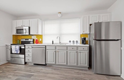 Crescent Beach Apartment | ☀️ Bright & Spacious 2BR | Walk to Sand