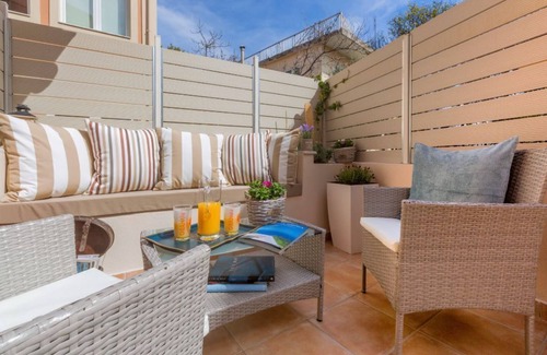 Alepou House | Bright, spacious house with private yard