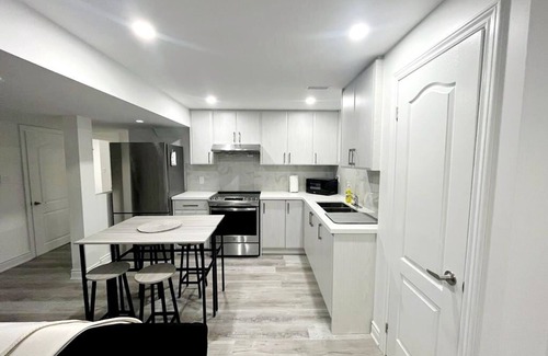 Brampton Apartment | Bright & Spacious Luxury Suite - A Comfy Getaway