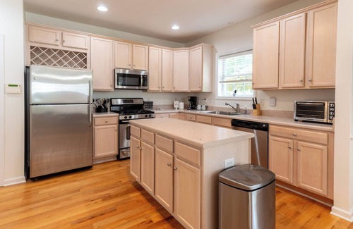 Ridge St. House | Bright, Spacious Home Perfect for Groups and Families: 4BR, 5 Beds